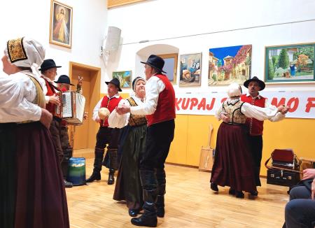 Folklora Cerklje je navdušila s spletom  plesov U Cerkljah je pa tuko